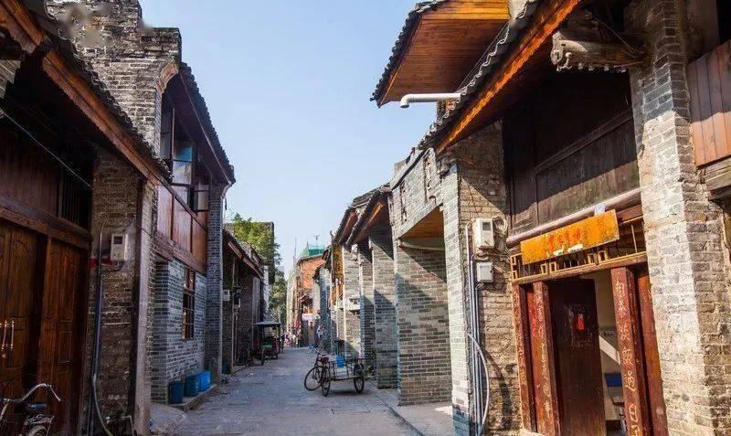 过十字路口有红绿灯，左侧闯红灯，导致绿灯行驶车辆连撞，而闯红灯车辆却无事最后杨常离开，怎么判责？游戏画面